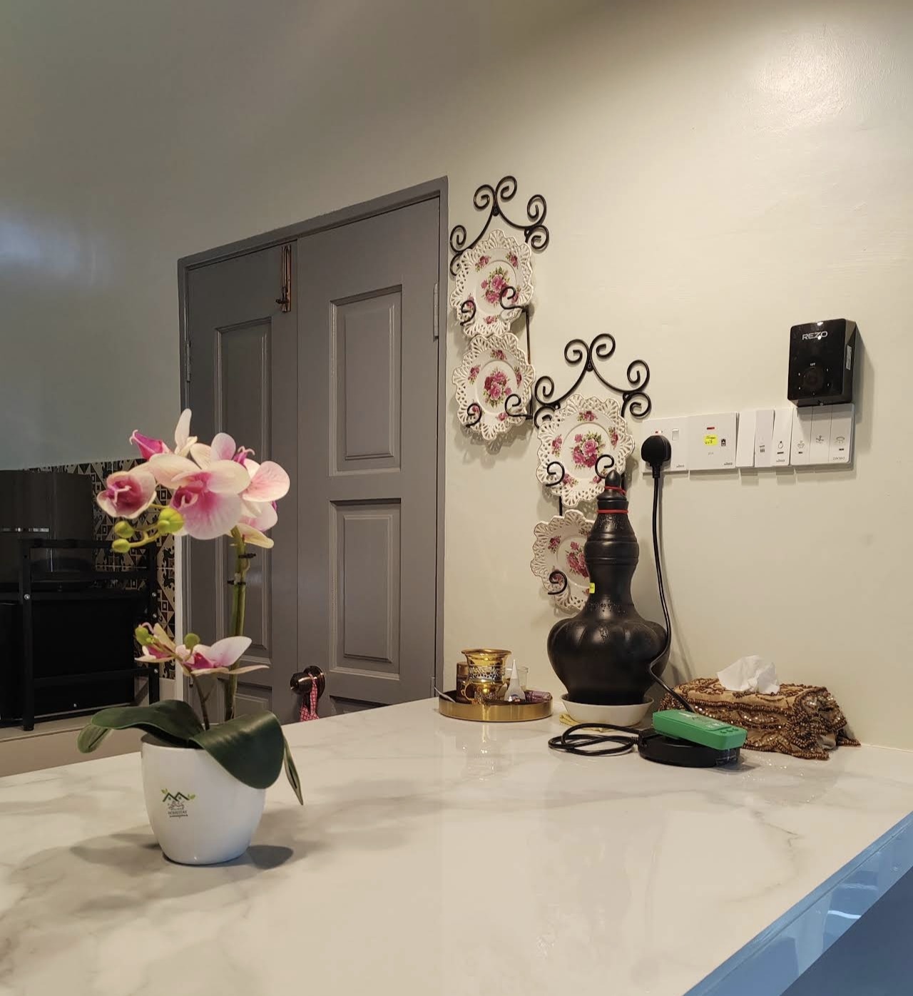 Entrance corridor console table with decorative wall plates